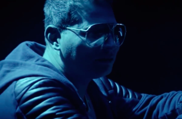 Scott Storch sinisessä valossa katsoo sivusuuntaan.