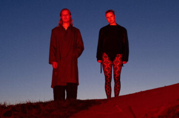 Kuvassa Edicti ja F poseeraavat yhdessä illan hämärässä, punaisen valon korostaessa heidän ainutlaatuista tyyliään ja mystistä tunnelmaa. Edictin uudella kappaleella "En sitä tarkoittanut" vierailee F.