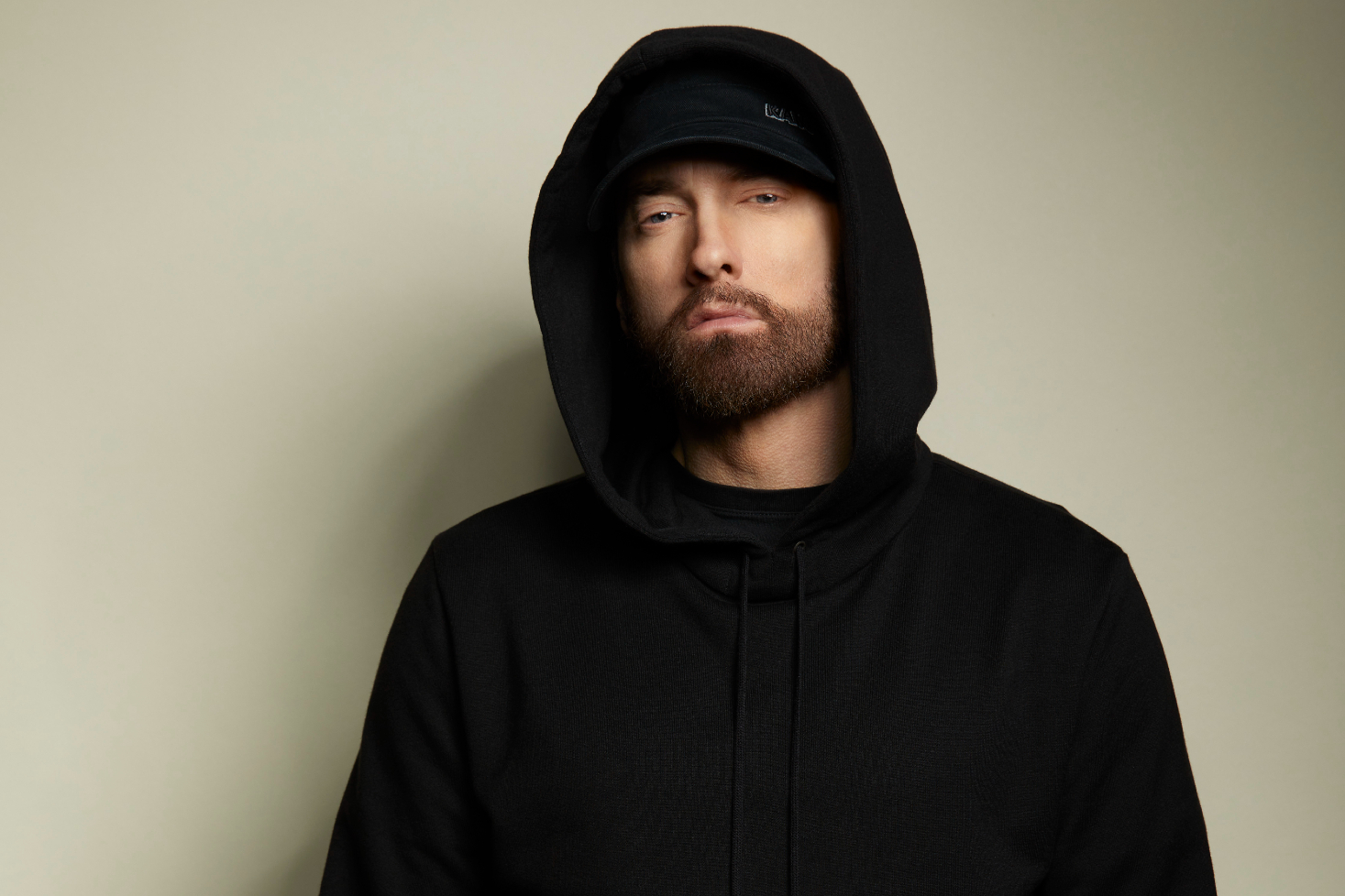 Eminem tummassa hupparissa ja lippalakissa.