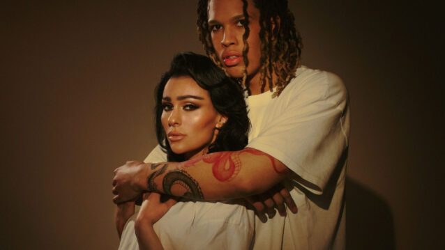 Sara Siipola ja Sexmane poseeraavat yhdessä promokuvassa uuden singlensä "Juostaan" julkaisun yhteydessä.