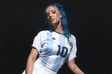 Tuuli poseeraa ylpeästi uuden "Lähellä" singlensä julkaisun yhteydessä, kantaen Argentiinan jalkapallomaajoukkueen pelipaitaa numero 10.