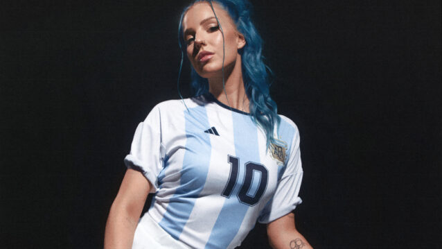 Tuuli poseeraa ylpeästi uuden "Lähellä" singlensä julkaisun yhteydessä, kantaen Argentiinan jalkapallomaajoukkueen pelipaitaa numero 10.