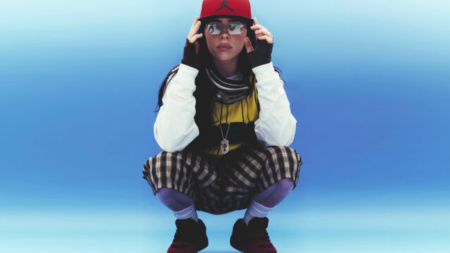 Billie Eilish poseeraa tyylikkäästi uuden albuminsa julkaisun kunniaksi.