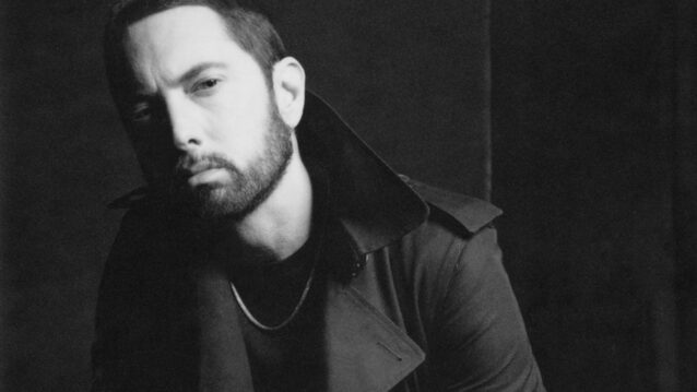 Eminem poseeraa villakangastakki päällä mustavalkoisessa kuvassa.