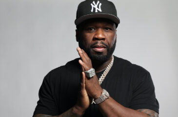 50 Cent poseeraamassa kädet yhdessä ja klassinen NY-lippis päässä