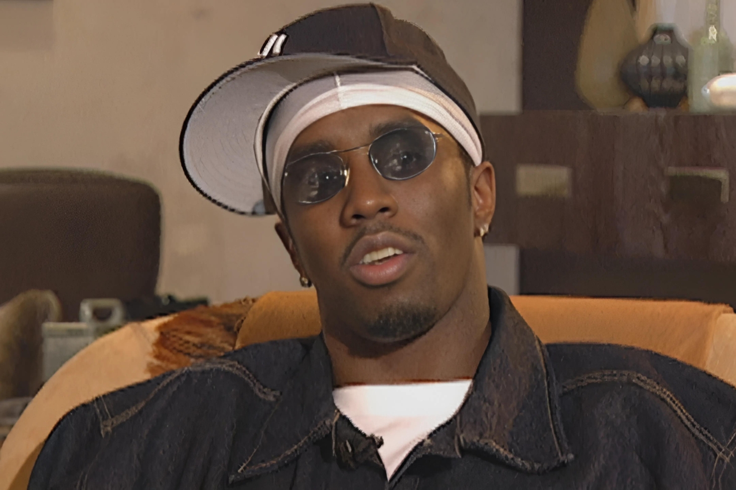 Diddy istuu haastattelutuolissa. Diddy ennusti jo vuonna 1999 joutuvansa putkaan.