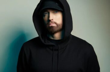 Eminem tuijottaa kameraa kohti. Eminemin uusi julkaisu saapuu perjantaina 13. syyskuuta.