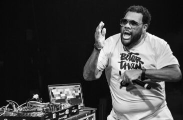 Fatman Scoop esiintymässä lavalla. Fatman Scoopin kuolinsyy vihdoin paljastettu.