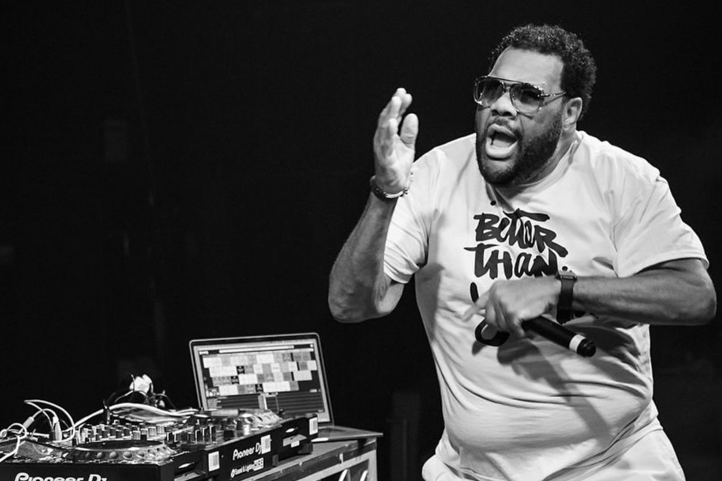 Fatman Scoop esiintymässä lavalla. Fatman Scoopin kuolinsyy vihdoin paljastettu.