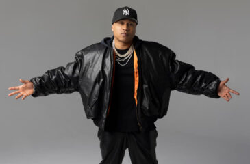 LL Cool J poseeraa kädet levällään. Legendaarinen suomalaisyhtye samplattuna rap-albumilla.