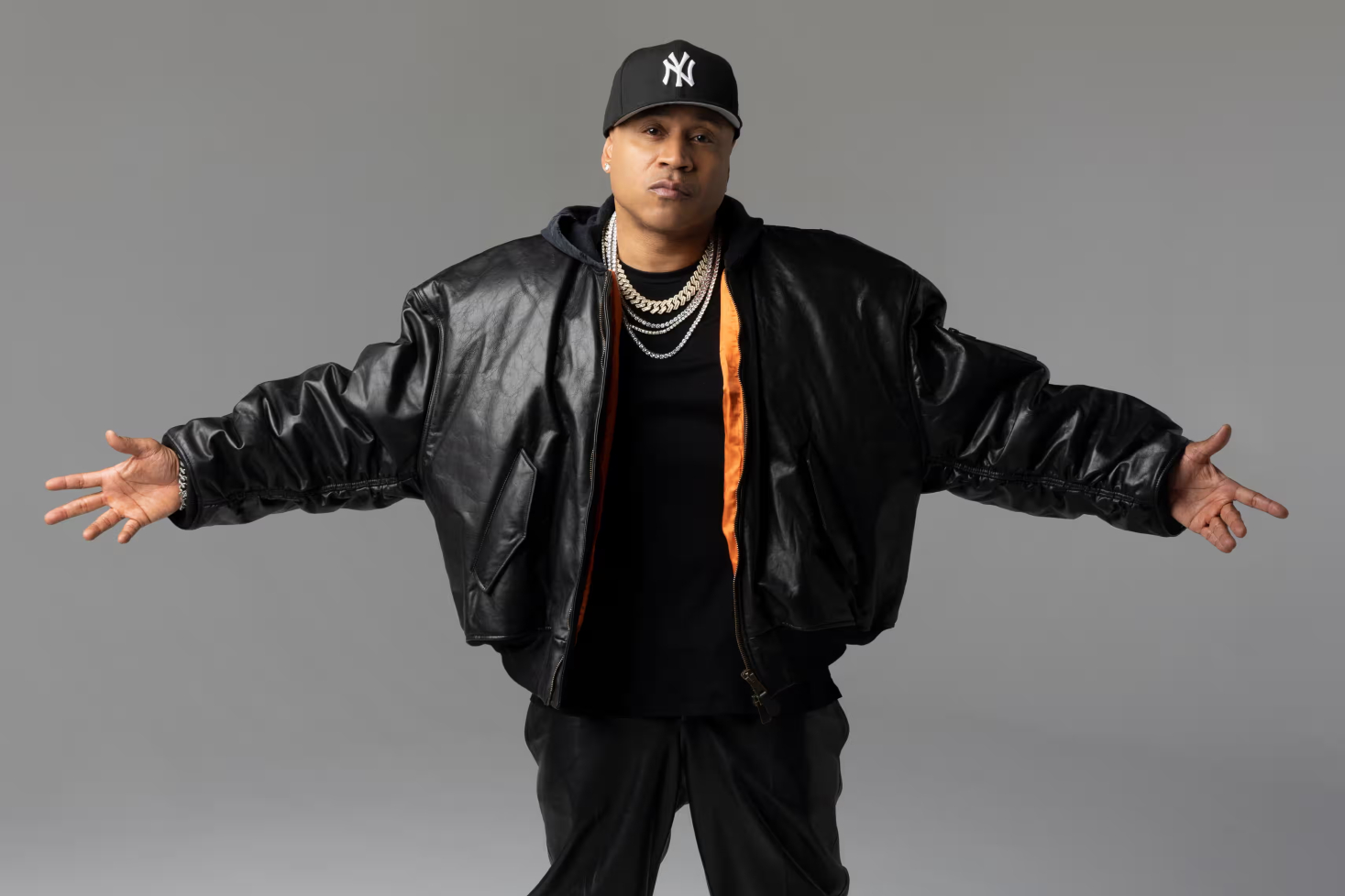 LL Cool J poseeraa kädet levällään. Legendaarinen suomalaisyhtye samplattuna rap-albumilla.