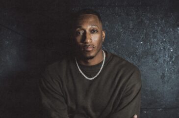 Lecrae poseeraa kameraa kohti. Lecrae julkaisi oman versionsa Kendrick Lamarin kappaleesta.