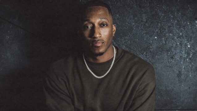 Lecrae poseeraa kameraa kohti. Lecrae julkaisi oman versionsa Kendrick Lamarin kappaleesta.