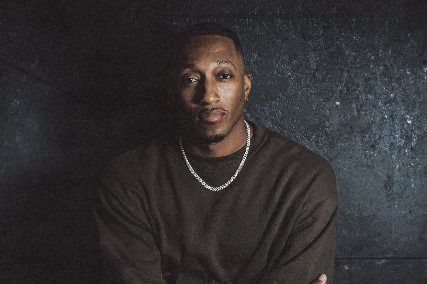 Lecrae poseeraa kameraa kohti. Lecrae julkaisi oman versionsa Kendrick Lamarin kappaleesta.