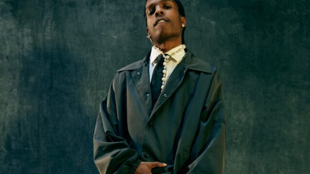 A$AP Rocky puku päällä. A$AP Rocky ostamassa futisseuraa.