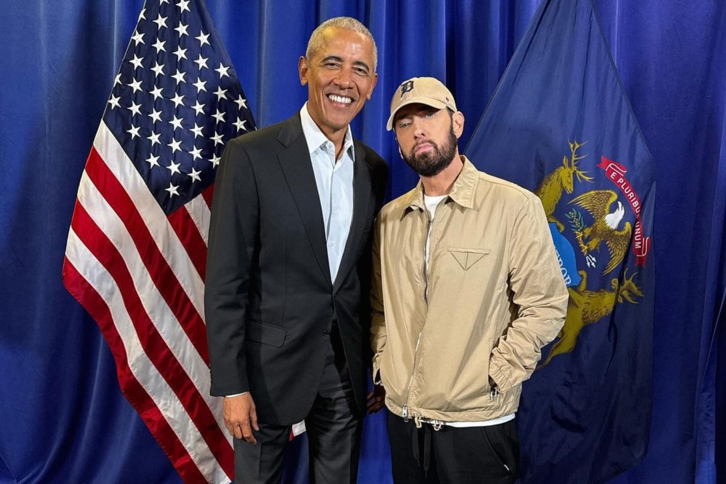 Barack Obama ja Eminem. Eminem toi Barack Obaman lavalle Detroitissa.