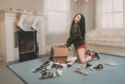 Charli XCX Converse-kenkäkasan vieressä. Charli XCX ja Converse yhdistävät voimansa.