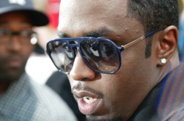 Diddy aurinkolasit päässä. Diddyn seksikauppaoikeudenkäynti sai uuden käänteen.