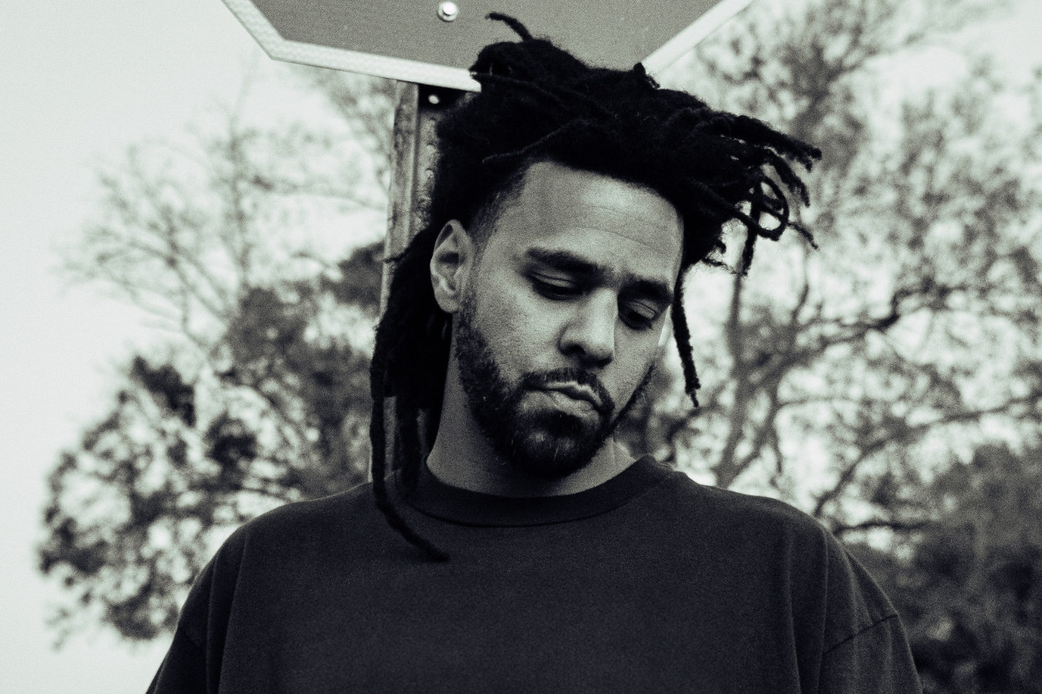 J. Cole nojaa päällä silmät kiinni. J. Cole avaa päätöstään vetäytyä Drake–Kendrick Lamar -konfliktista uudella kappaleellaan.