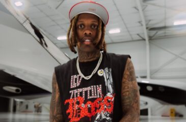 Lil Durk poseeraa kameraa kohti. YouTube-tähdet vierailevat Lil Durkin levyllä.