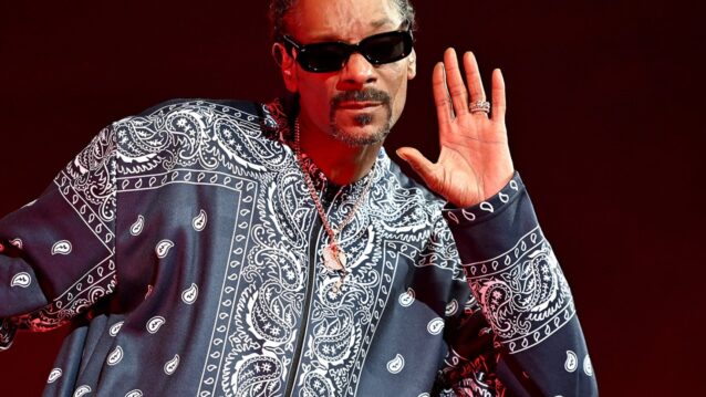 Snoop Dogg kauluspaita päällä. Snoop Doggin murhasyyte vuodelta 1993 piilotettiin.