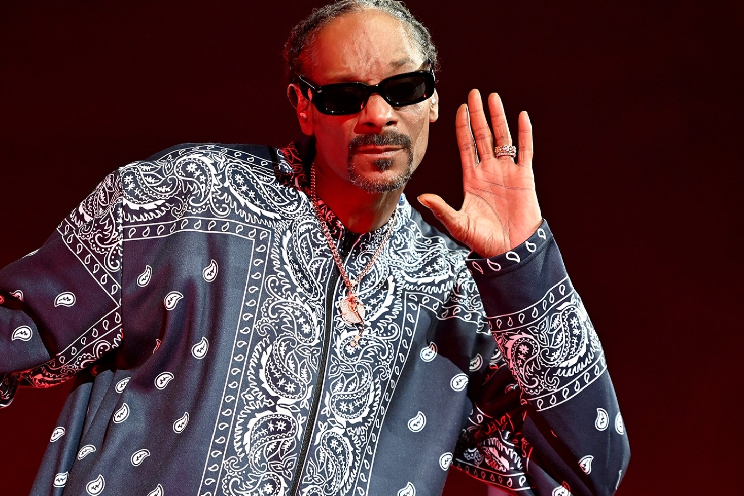 Snoop Dogg kauluspaita päällä. Snoop Doggin murhasyyte vuodelta 1993 piilotettiin.