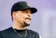 Ice-T katsoo sivuun. Legendaarinen rap-artisti juontaa Mike Tysonin ja Jake Paulin nyrkkeilydokkarin.