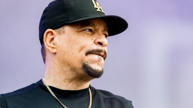 Ice-T katsoo sivuun. Legendaarinen rap-artisti juontaa Mike Tysonin ja Jake Paulin nyrkkeilydokkarin.