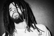 J. Cole mustavalkoisessa kuvassa. J. Cole julkaisi musiikin sijasta uuden audiosarjan.