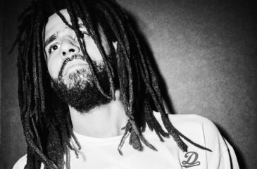 J. Cole mustavalkoisessa kuvassa. J. Cole julkaisi musiikin sijasta uuden audiosarjan.