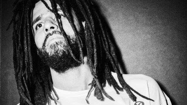 J. Cole mustavalkoisessa kuvassa. J. Cole julkaisi musiikin sijasta uuden audiosarjan.