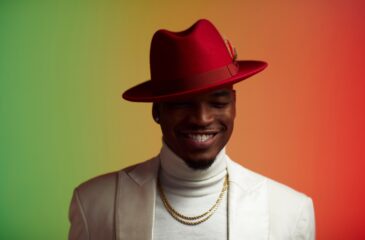 Ne-Yo poseeraa hattu päässä. Ne-Yo siirtyy nyrkkeilyyn.