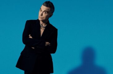 Robbie Williams sinistä taustaa vasten. Robbie Williams saapuu Helsinkiin.