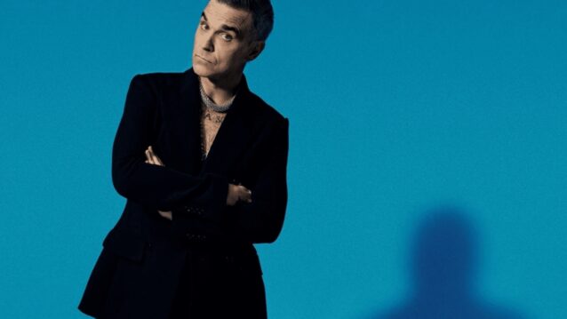 Robbie Williams sinistä taustaa vasten. Robbie Williams saapuu Helsinkiin.