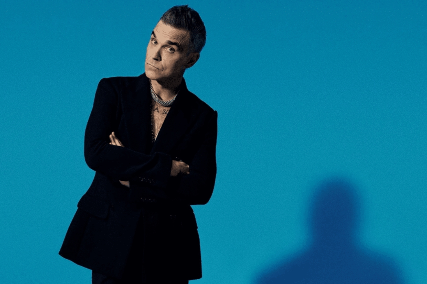 Robbie Williams sinistä taustaa vasten. Robbie Williams saapuu Helsinkiin.