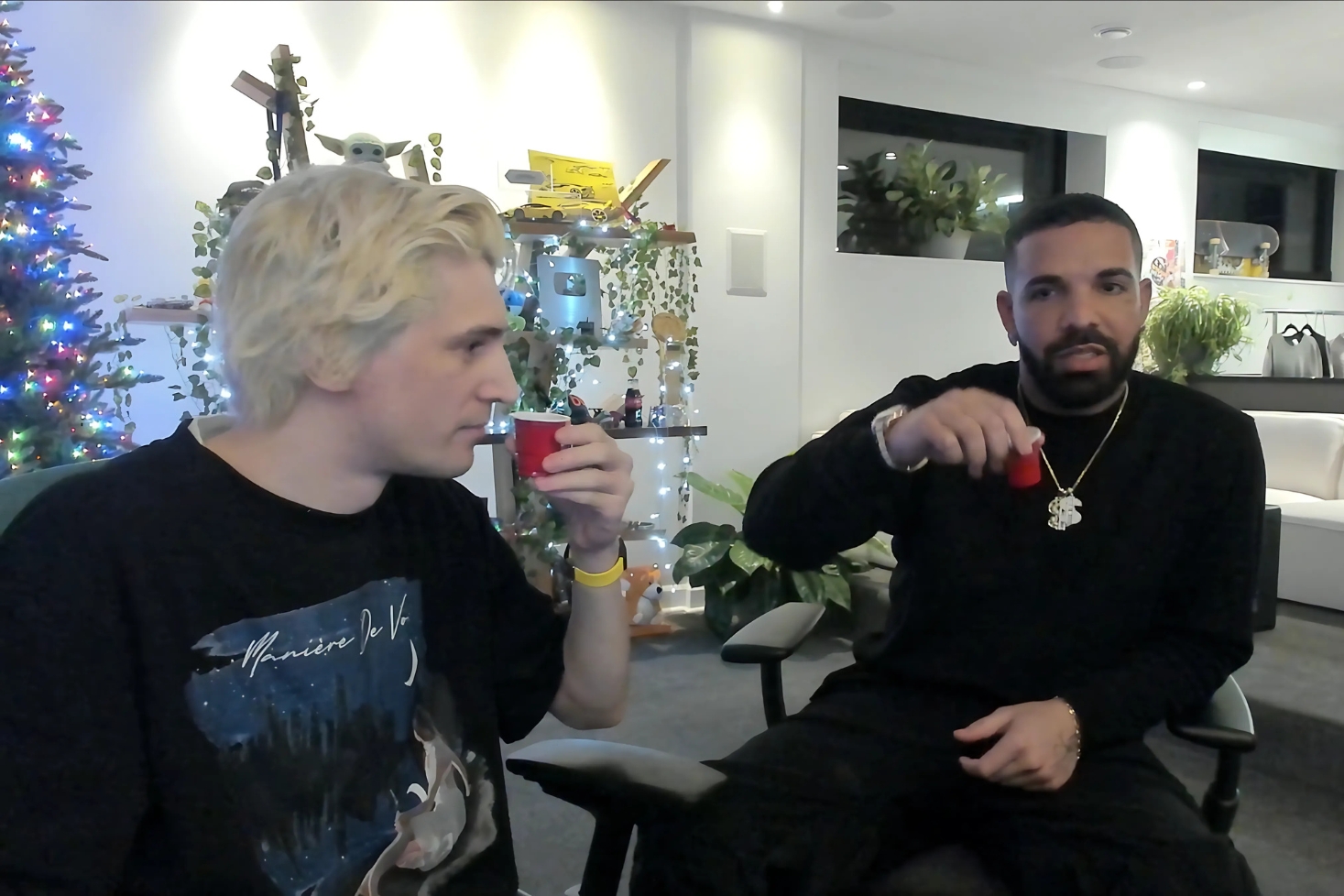 xQc ja Drake pöydän äärellä. Drake iski takaisin Kendrickille.