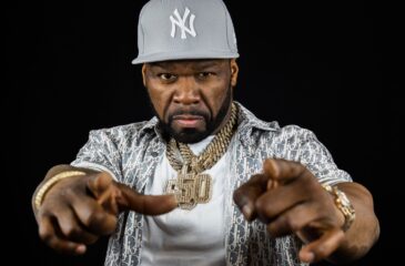 50 Cent osoittaa sormilla kameraa. 50 Cent Tallinnan Laululavalle elokuussa!