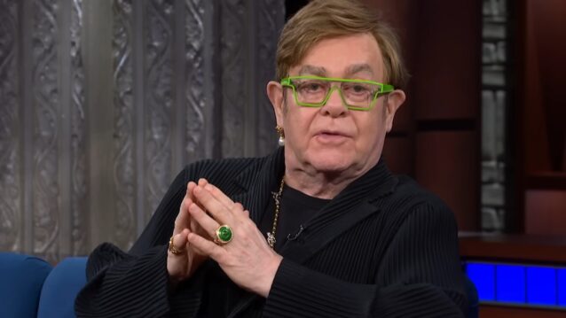 Elton John istumassa tuolissa. Elton John paljasti suosikkikappaleensa!