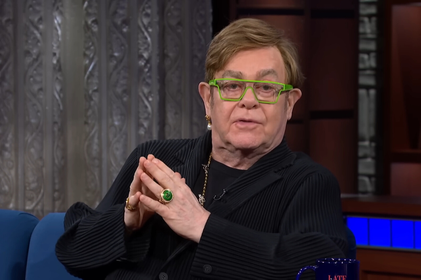 Elton John istumassa tuolissa. Elton John paljasti suosikkikappaleensa!