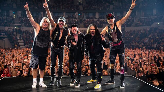 Scorpions poseeraa lavalla. Scorpions Suomeen juhlakiertueellaan.