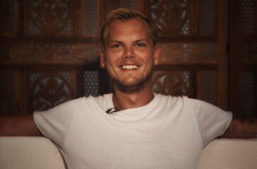 Avicii tuolissa hymyilemässä. Kuvaaja lyttää Netflixin Avicii-dokumentin!