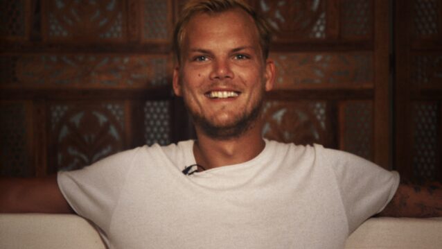 Avicii tuolissa hymyilemässä. Kuvaaja lyttää Netflixin Avicii-dokumentin!