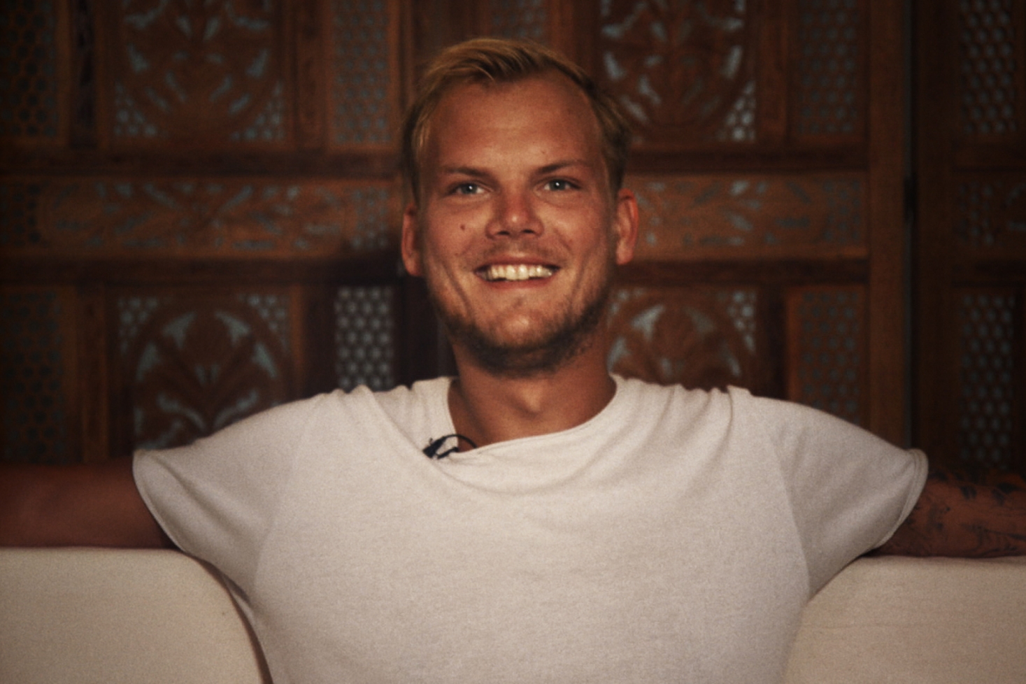 Avicii tuolissa hymyilemässä. Kuvaaja lyttää Netflixin Avicii-dokumentin!