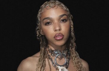 FKA twigs poseeraa kameraa kohti. Kanye Westin tytär yllättää räppäämällä japaniksi!