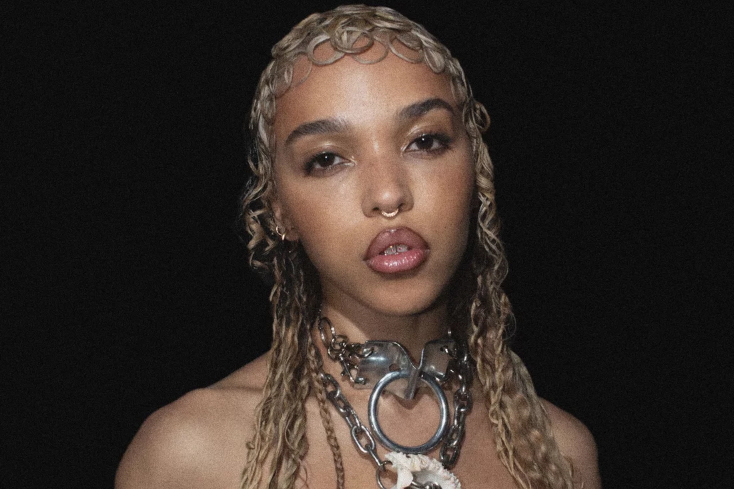 FKA twigs poseeraa kameraa kohti. Kanye Westin tytär yllättää räppäämällä japaniksi!