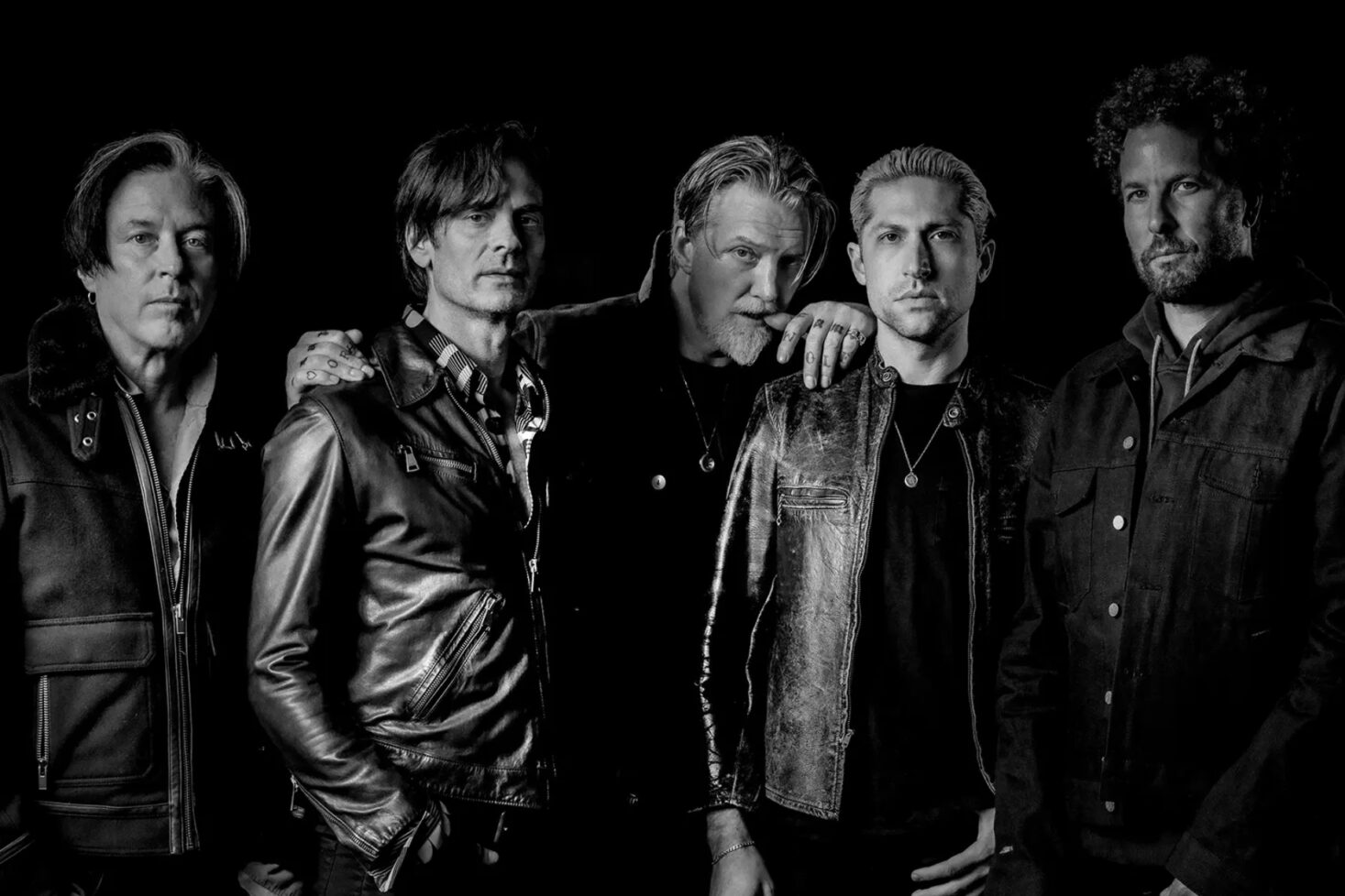 Queens of the Stone Age promokuvassa. Queens of the Stone Age palaa Suomeen!