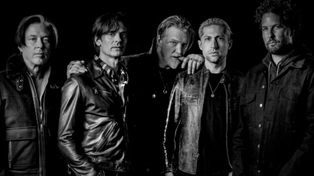 Queens of the Stone Age promokuvassa. Queens of the Stone Age palaa Suomeen!