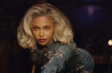 Beyoncé pelaamassa biljardin. Levi's ja Beyoncé uudistavat legendaarisen Pool Hall -mainoksen!