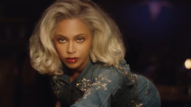 Beyoncé pelaamassa biljardin. Levi's ja Beyoncé uudistavat legendaarisen Pool Hall -mainoksen!