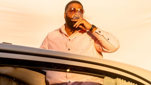 DJ Khaled avoauton päällä istumassa. DJ Khaled isännöi GTA 6:n radiokanavaa!